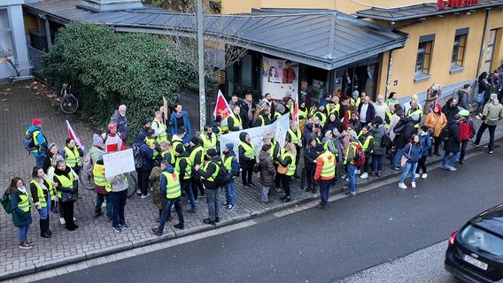 Tarifstreit im Öffentlichen Dienst: Mehr als 1000 Streikende ziehen durch Erlangen