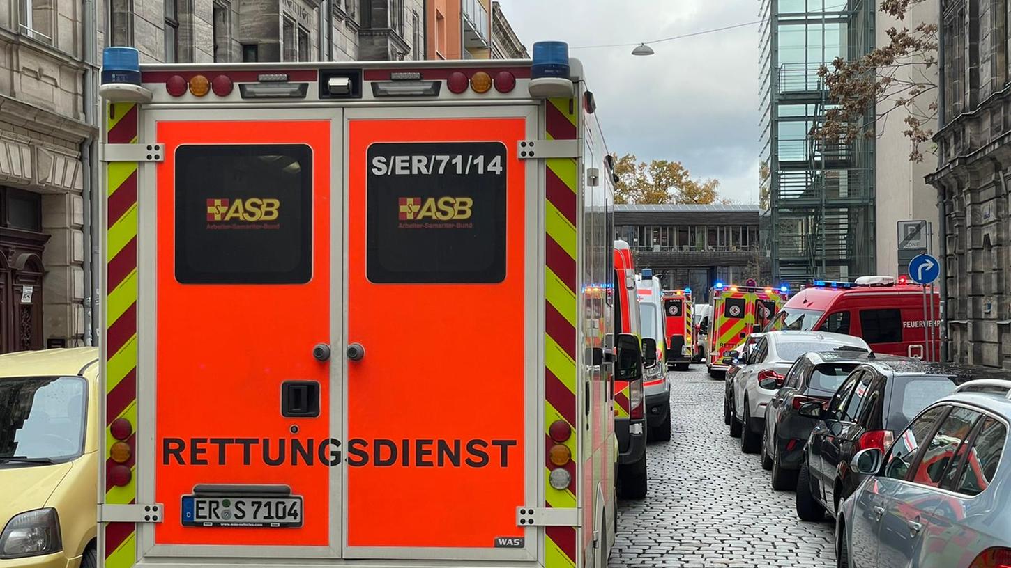 Aktuell reiht sich an der Ullstein-Realschule ein Rettungswagen an den nächsten. Aktuell reiht sich an der Ullstein-Realschule ein Rettungswagen an den nächsten.