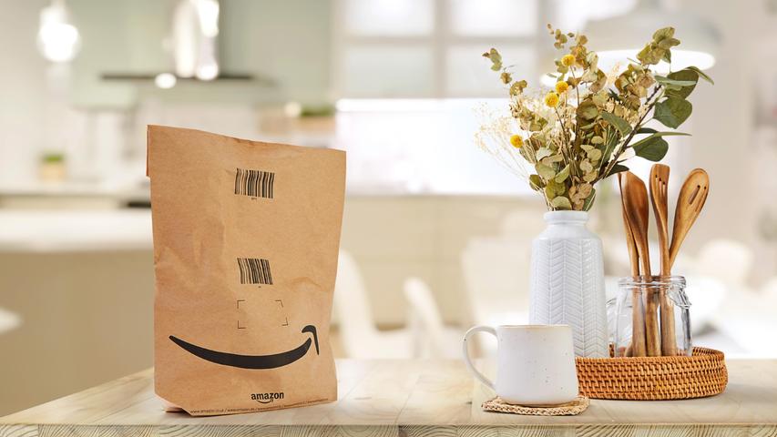 Leichte Papiertüte statt schwere Karton: Wo technisch möglich, setzt Amazon in Europa flexible Verpackungen ein. Allen Verpackungen gemein ist, dass sie recyclebar sind. Leichte Papiertüte statt schwere Karton: Wo technisch möglich, setzt Amazon in Europa flexible Verpackungen ein. Allen Verpackungen gemein ist, dass sie recyclebar sind.