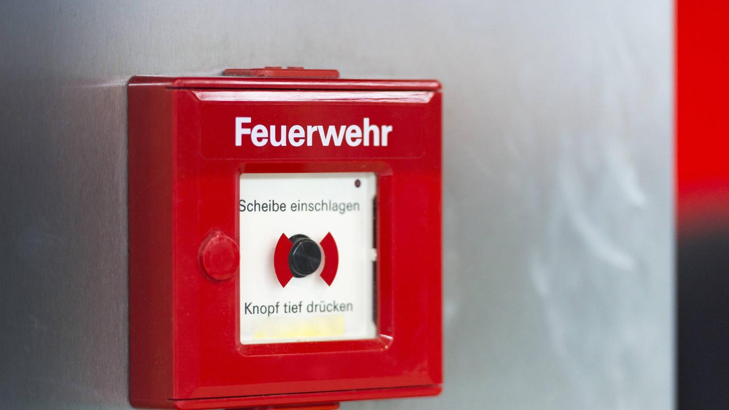 Draufgehauen: Ein 14-Jähriger schlug in einer Neumarkter Schule die Scheibe ein. Draufgehauen: Ein 14-Jähriger schlug in einer Neumarkter Schule die Scheibe ein.