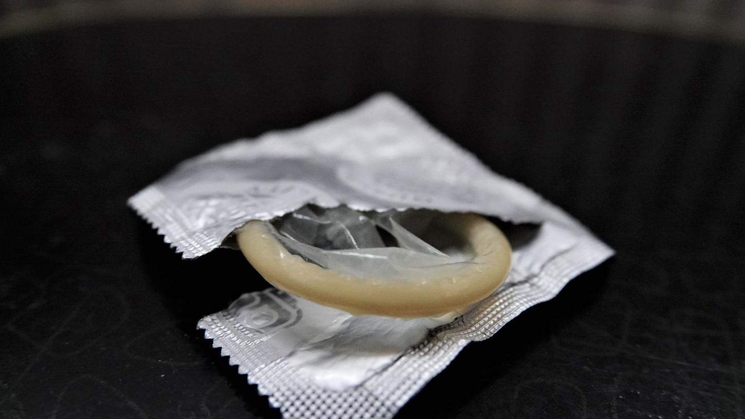 Kondome können vor Syphilis schützen. (Symbolbild)