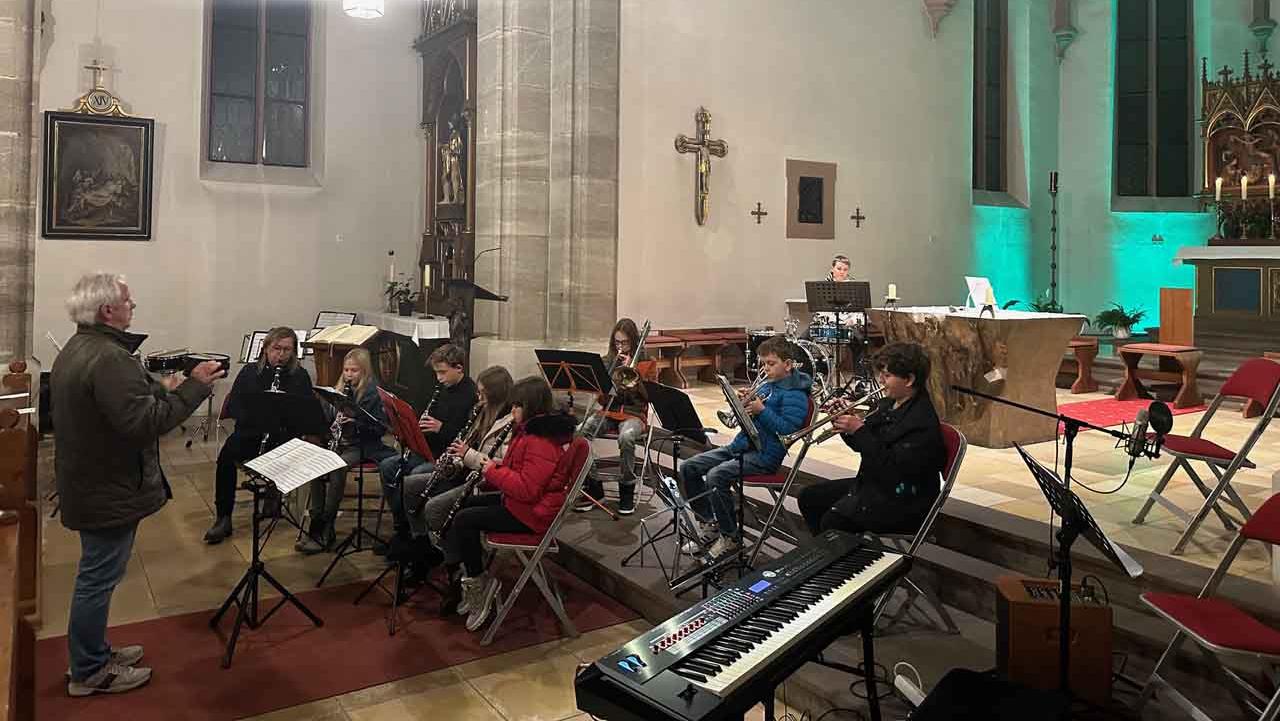 Die Ensembles der Musikschule im Landkreis wussten beim traditionellen "Martini-Konzert" in der bis auf den letzten Platz besetzten katholischen Kirche zu begeistern. Die Ensembles der Musikschule im Landkreis wussten beim traditionellen "Martini-Konzert" in der bis auf den letzten Platz besetzten katholischen Kirche zu begeistern.
