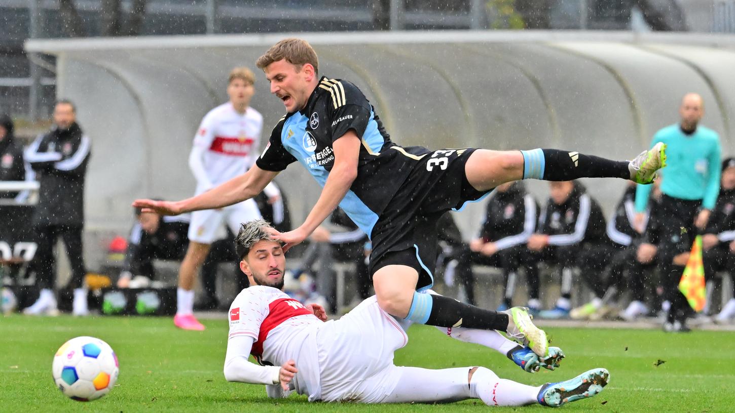 Auch mal wieder im schmerzhaften Mittelpunkt: Christoph Daferner im Testspiel beim VfB Stuttgart.