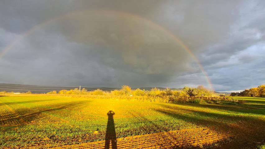 Herbstgold unter dem Regenbogen, aufgenommen in Neunkirchen a.Brand. Mehr Leserfotos finden Sie hier