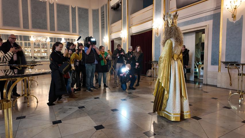 Premiere für Nürnbergs neues Christkind: So strahlt Nelli Lunkenheimer im goldenen Gewand