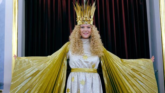 Premiere für Nürnbergs neues Christkind: So strahlt Nelli Lunkenheimer im goldenen Gewand
