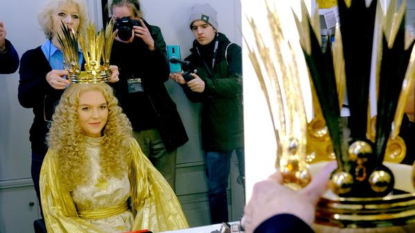 Die Schneiderei des Staatstheaters hatte dieses zuvor für die 17-jährige Schülerin angefertigt. Neben einem mit Sternen verzierten Kleid gehören zum Ornat - so der offizielle Name - goldene Flügel, eine blonde Lockenperücke und eine prächtige Krone.