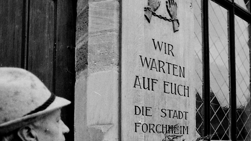 "Wir warten auf euch": Der Sinn des Schildes am Rathaus in Forchheim ist abhanden gekommen. Hier geht es zu unserer Serie "Vor 30 Jahren".