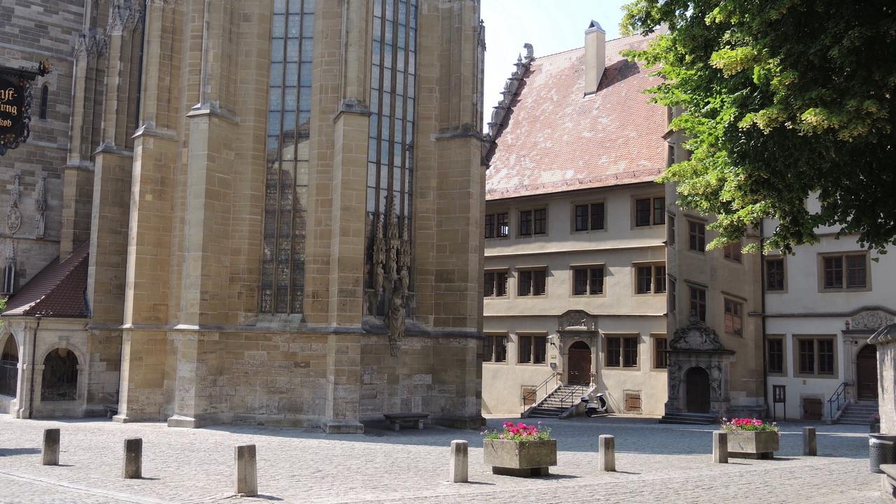 Reizvolles bisheriges EJSA-Domizil am Kirchplatz von St. Jakob: Das Büro (linke Treppe im mittelalterlichen Gebäude, ehemals Lateinschule) bleibt noch bis Ende nächsten Jahres, dann sieht man weiter. Reizvolles bisheriges EJSA-Domizil am Kirchplatz von St. Jakob: Das Büro (linke Treppe im mittelalterlichen Gebäude, ehemals Lateinschule) bleibt noch bis Ende nächsten Jahres, dann sieht man weiter.