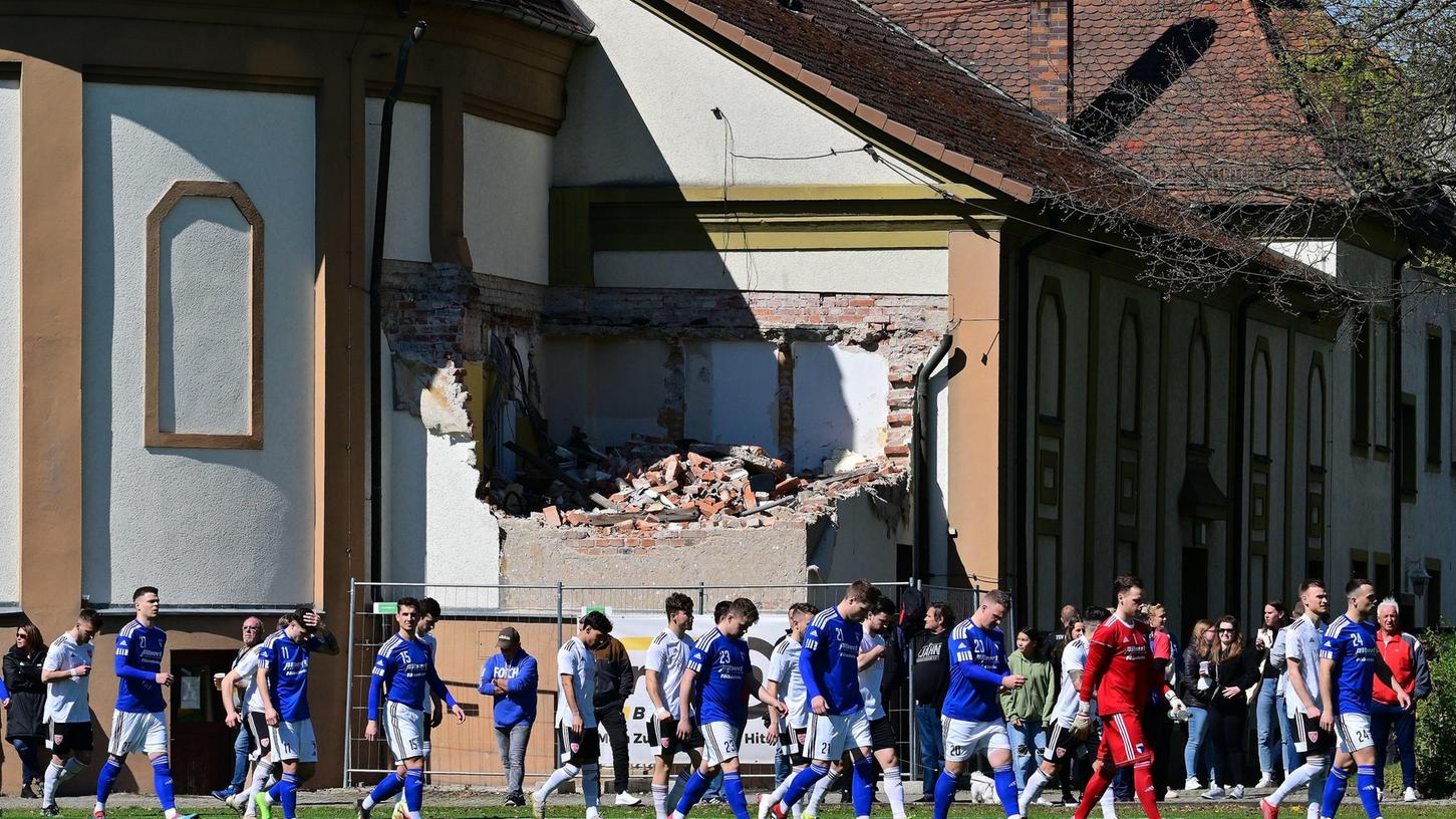 Die Fußballer der SpVgg Jahn laufen zum letzten Mal vor der abbruch-reifen Kulisse der ehrwürdigen Jahn-Halle auf. Die Fußballer der SpVgg Jahn laufen zum letzten Mal vor der abbruch-reifen Kulisse der ehrwürdigen Jahn-Halle auf.