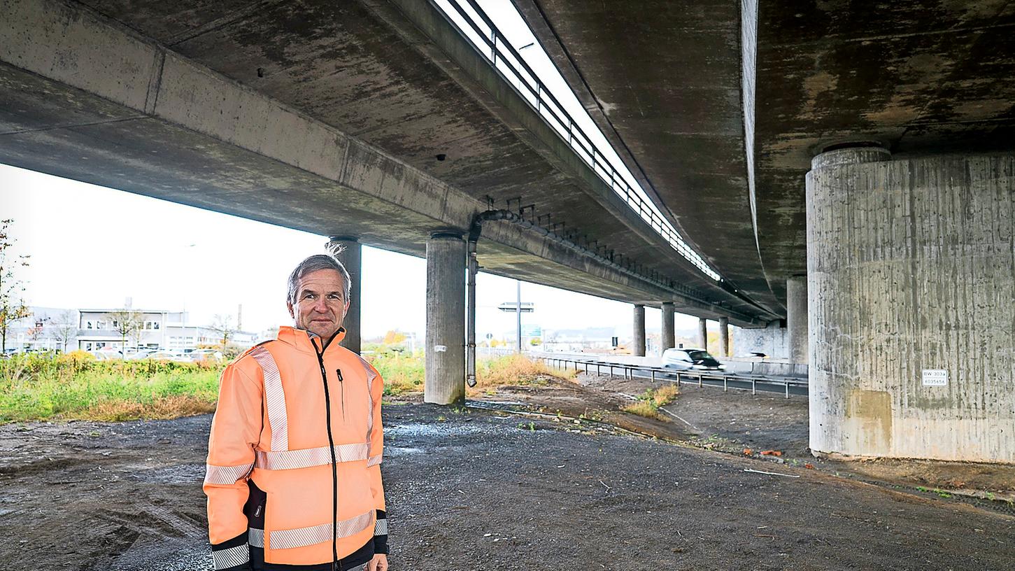 Thomas Pfeifer, der Leiter der Bayreuther Außenstelle der Autobahn GmbH Nordbayern, unter der Rampe 4 (links) und der Hochbrücke. Die Rampe 4 wird ab Montag auf den Abbruch vorbereitet. Am 2. und 3. Dezember wird dafür die A9 voll gesperrt.
