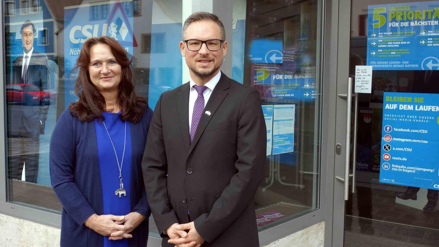 Nach seiner Wahl in den Bayerischen Landtag übergab Werner Stieglitz die Leitung der CSU-Bezirksgeschäftsstelle an Beate Nijkamp. Nach seiner Wahl in den Bayerischen Landtag übergab Werner Stieglitz die Leitung der CSU-Bezirksgeschäftsstelle an Beate Nijkamp.
