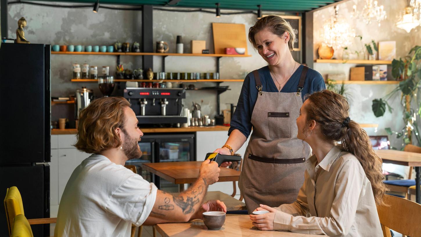 Demnächst wird es bei der Bezahlung wieder teurer: Die Gastronomie-Mehrwertsteuer steigt demnächst auf den alten Stand.