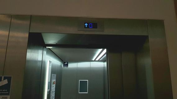 Stundenlang rauf und runter: Mann fährt nonstop Aufzug im dunklen Ärztehaus