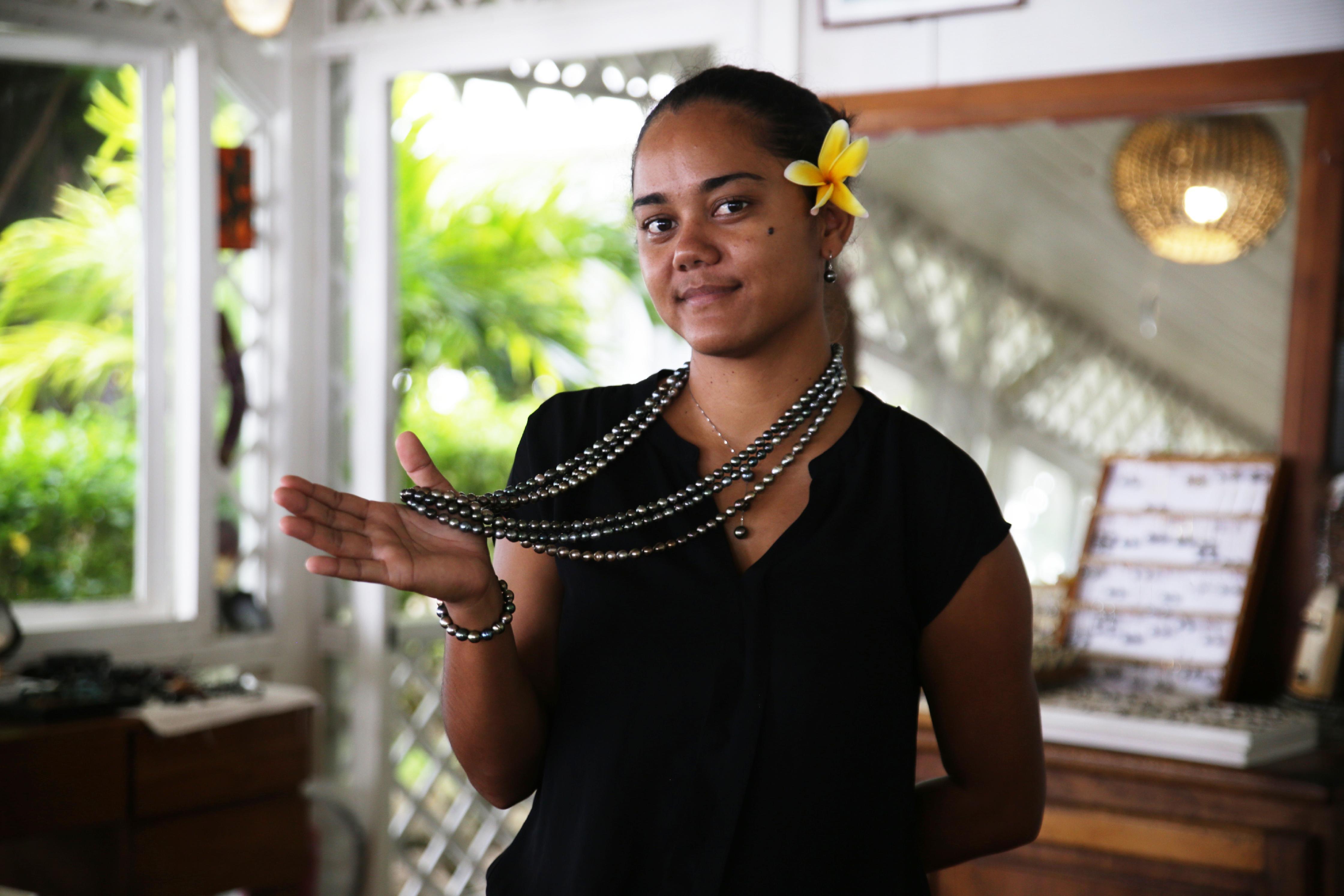 Kyanie Maitehau betreut die Social-Media-Kanäle der Perlenfarm auf Tahaa. Deren Kreationen postet sie auf Instagram unter dem Profil @champonpearlfarm. 