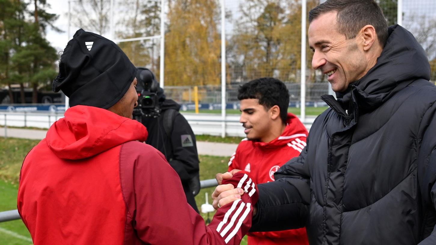 Niklas-Wilson Sommer begrüßt Kai Pflaume nach dem Training der U23. Niklas-Wilson Sommer begrüßt Kai Pflaume nach dem Training der U23.