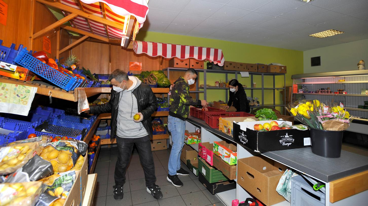 Im Sozialladen der Caritas in Forchheim können arme Menschen günstig Lebensmittel einkaufen. Auch mit dem neuen "Forchheim Pass" sollen Bedürftige Ermäßigungen erhalten, unter anderem für Freizeiteinrichtungen.