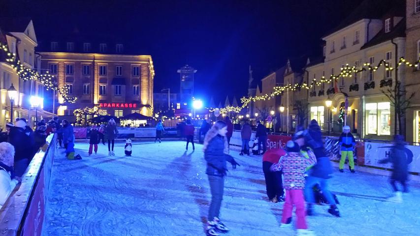 Gerade bei Dunkelheit einen Besuch wert: die Eisbahn auf dem Gunzenhäuser Marktplatz.