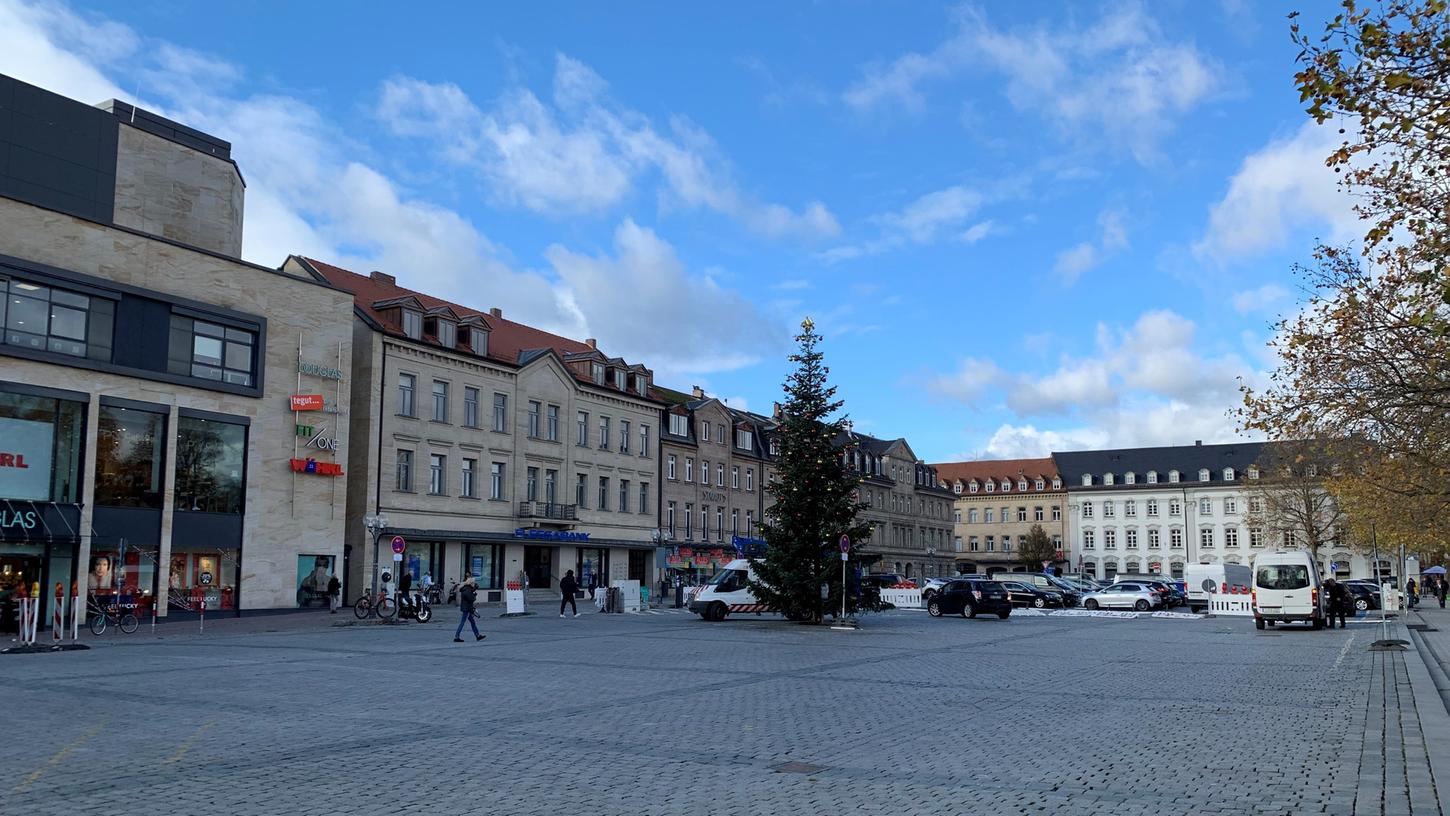 Ein Teil der Fürther Freiheit wurde fürs Parken bereits gesperrt. Der große Weihnachtsbaum wurde am Mittwoch geschmückt. Ein Teil der Fürther Freiheit wurde fürs Parken bereits gesperrt. Der große Weihnachtsbaum wurde am Mittwoch geschmückt.