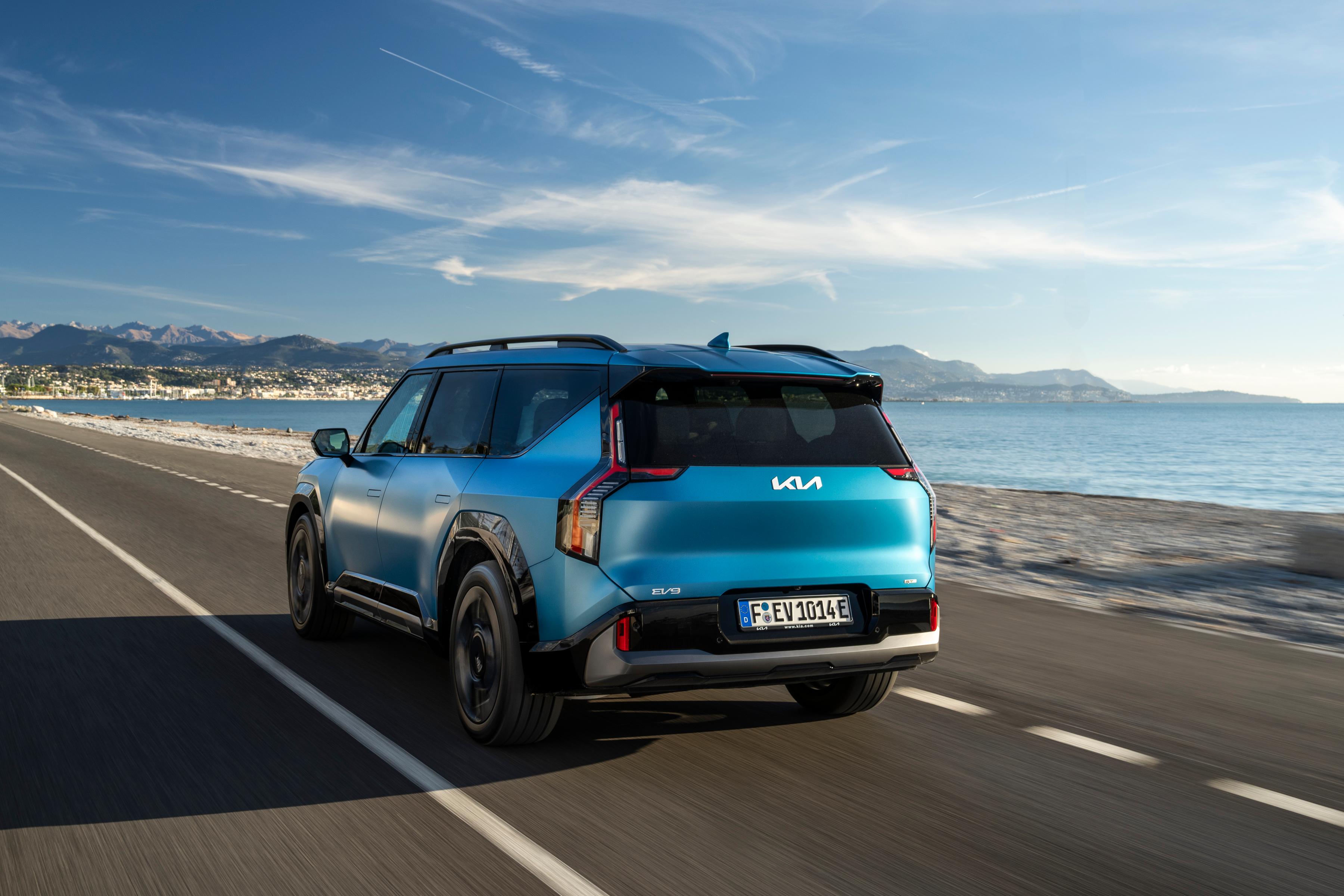 Zwei Antriebsvarianten stehen zur Wahl. Der heckgetriebene "RWD" stellt 150 kW/204 PS bereit.