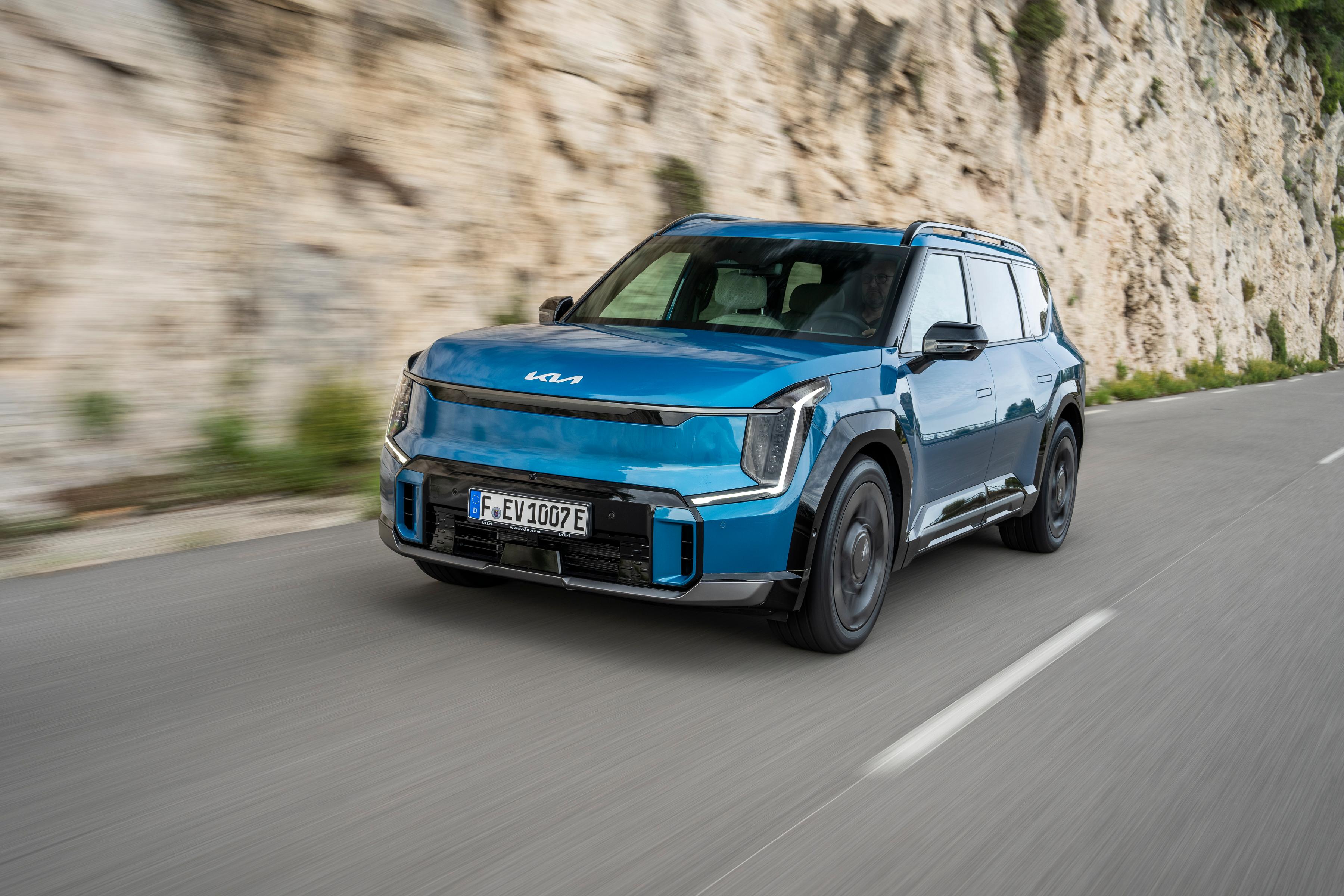 Die Allradversion "AWD" leistet über Vorder- und Hinterachse je 192 PS, insgesamt ergeben sich 283 kW/385 PS.