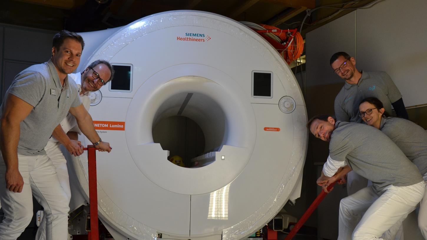 Mit angepackt: Ärzte des Instituts für Bildgebende Diagnostik und Therapie in Tennenlohe bringen das neue MRT Lumina eigenhändig in die finale Position. (v.l.): PD Dr. Matthias Hammon, Dr. Alexander Eisenkolb, Dr. Fabian Hinkmann, Dr. Manuel Bornhof und Dr. Sandra Peter. Mit angepackt: Ärzte des Instituts für Bildgebende Diagnostik und Therapie in Tennenlohe bringen das neue MRT Lumina eigenhändig in die finale Position. (v.l.): PD Dr. Matthias Hammon, Dr. Alexander Eisenkolb, Dr. Fabian Hinkmann, Dr. Manuel Bornhof und Dr. Sandra Peter.