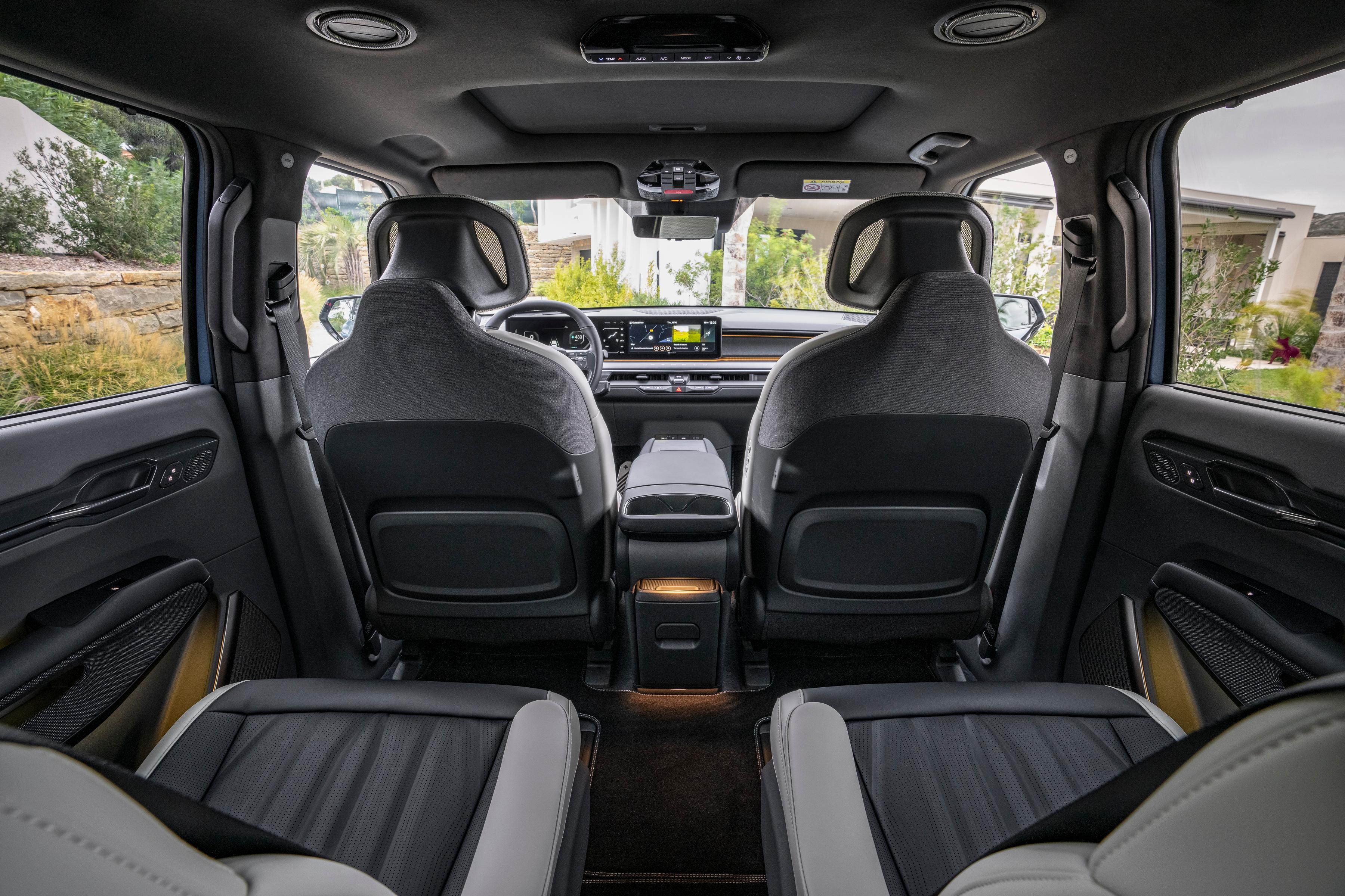 Der EV9 wird immer mit drei Sitzreihen ausgeliefert - entweder als Sechssitzer in 2-2-2-Bestuhlung oder als Siebensitzer mit Dreier-Sitzbank in zweiter Reihe.