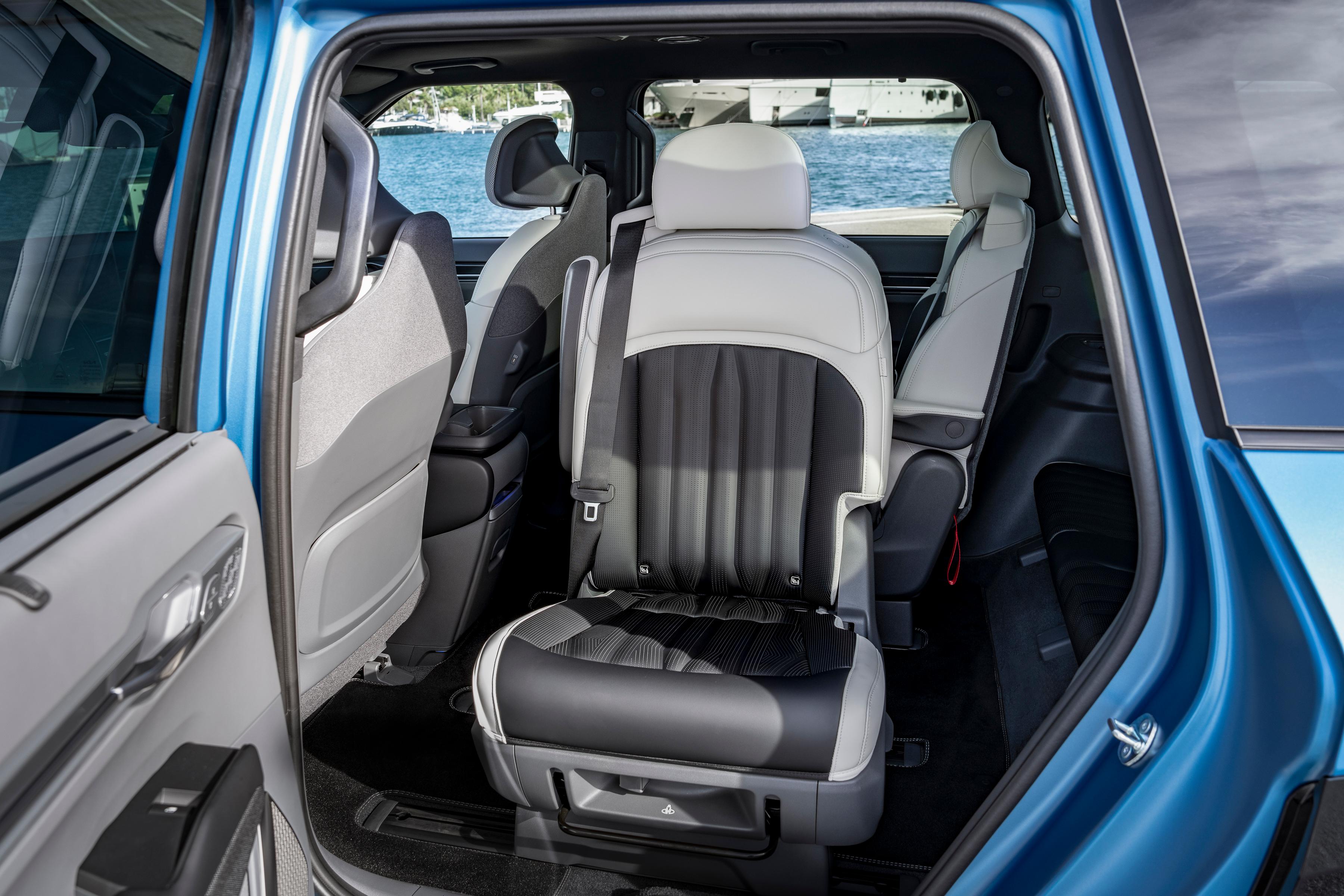 Beim Sechssitzer lassen sich die Einzelsitze in Reihe zwei um 90 Grad drehen.