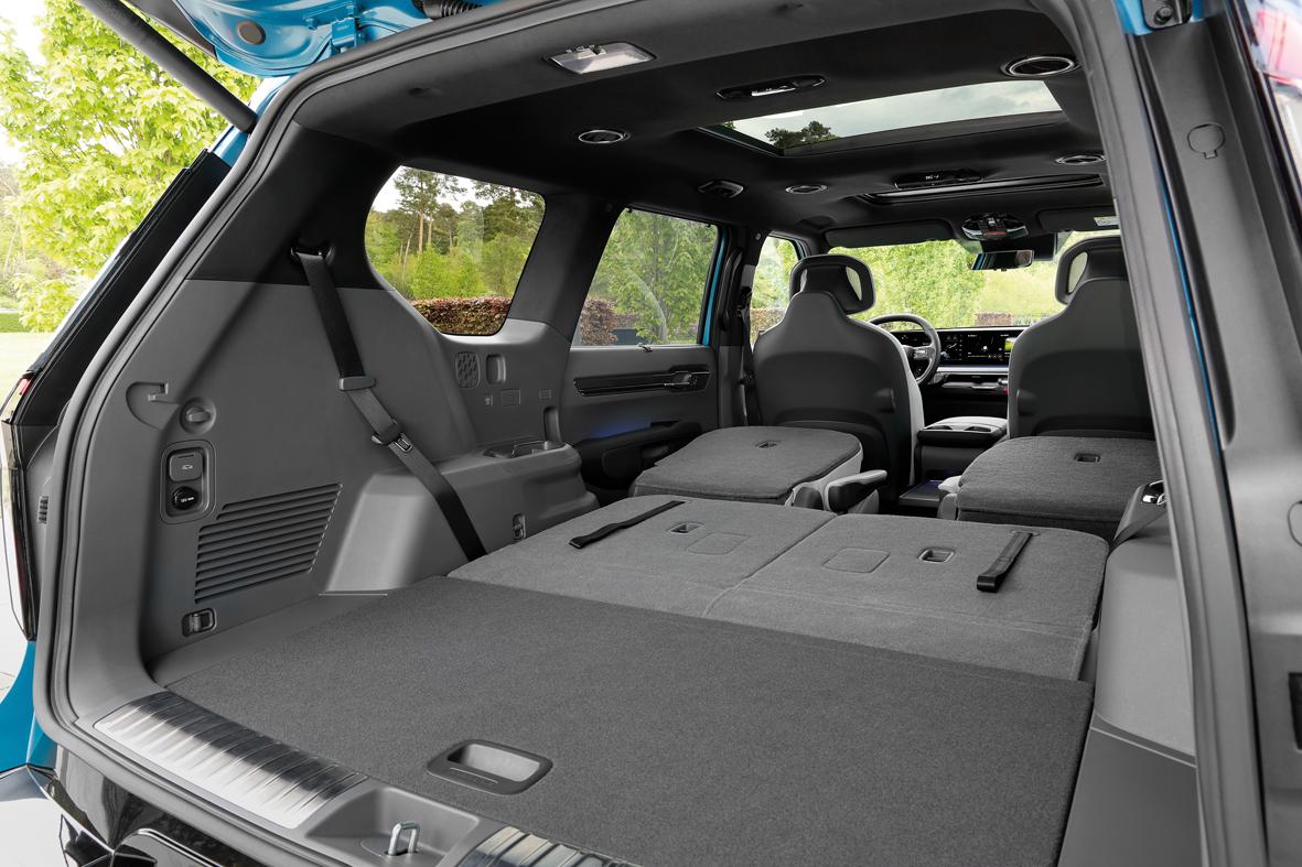 Ins Gepäckabteil passen bei dreireihiger Bestuhlung immerhin noch 333 Liter. 807 Liter sind es bei umgeklappter dritter Reihe, 2393 Liter, wenn auch das Gestühl in zweiter Reihe flachgelegt wird.