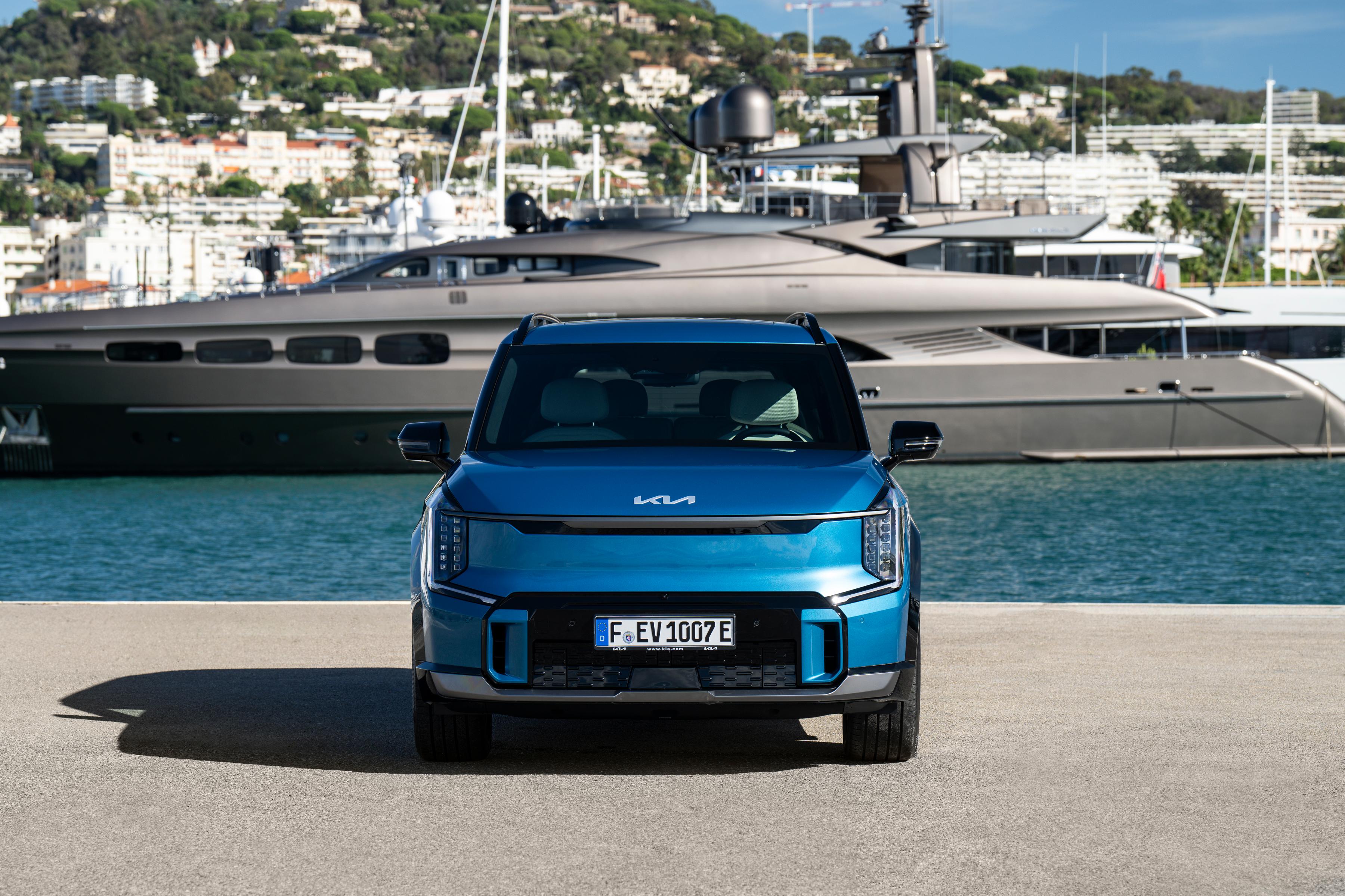 Der rund 567 Kilo schwere Akku im Unterboden hat eine Kapazität von 99,8 kWh.