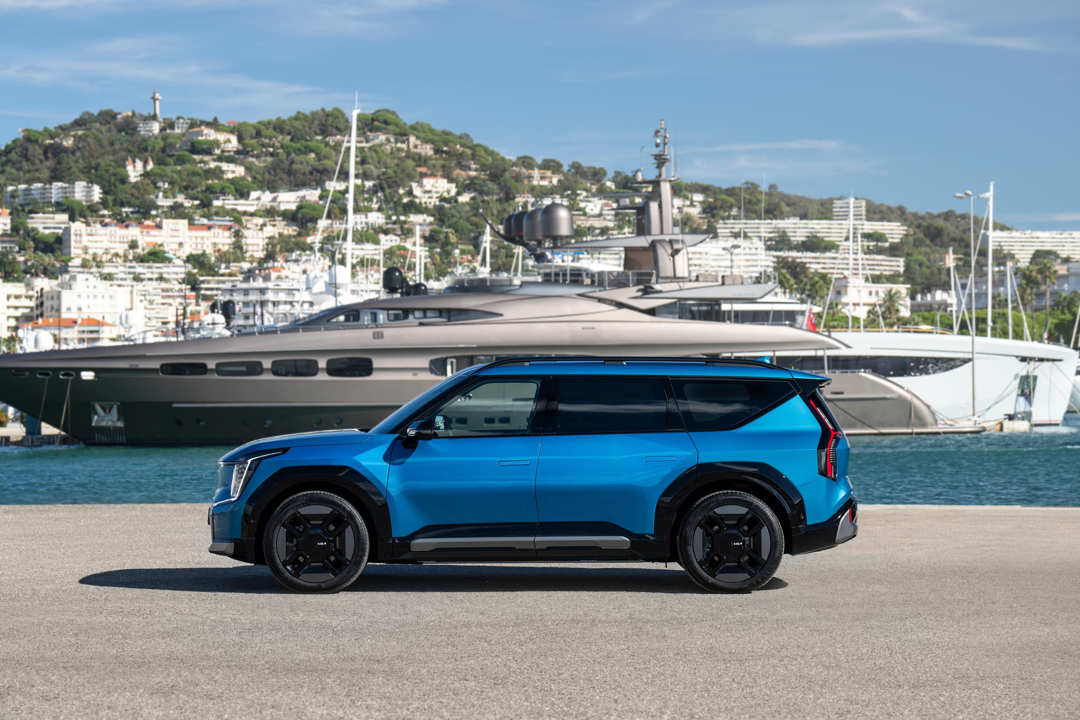 Kombiniert im WLTP-Zyklus kommt der RWD damit 563 Kilometer weit, beim AWD sind es bis zu 512 Kilometer.