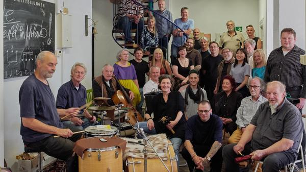 Das Nürnberger Künstlerkollektiv Borgo Ensemble sprengt gerne alle Grenzen von der bildenden Kunst bis hin zur Musik. Dass die illustre Truppe um Reiner Bergmann nun in der städtischen Kunstvilla die jüngste Sonderschau bestücken darf, ist nur berechtigt. Witz und Wehmut, Wahnsinn und Weltschmerz wehen durch die Schau, die ab 25. November auch oftmals unbekanntere Positionen der Nürnberger Kunstlandschaft vor Augen führt. Bezeichnend, dass zum Beispiel eine "Kloperette" mit dem Titel "Liebe. Tod. Bedürfnisse" zum Rahmenprogramm gehört. In drei Akten wird sie unter anderem mit Yogo Pausch, Ralf Bauer und Max Baumer am 13. und am 20. März 2024 in der Kunstvilla aufgeführt. Ausstellung bis 5 Mai; Kunstvilla Nürnberg, Blumenstraße 17. Di.-So. 11-18 Uhr, Mi. bis 20 Uhr.