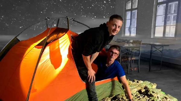 Die Maler Jan Gemeinhardt und Gerhard Riesbeck haben zwar schon öfters gemeinsam ausgestellt, aber noch nie gezeltet oder Plein Air gemalt. Jetzt kehren sie ihr Innerstes nach draußen. "Mein inneres Outdoor Feeling" heißt ihre Doppelschau in der Galerie Bernsteinzimmer. Es geht um die Wahrnehmung der Natur. Bis 17. Dezember, Galerie Bernsteinzimmer, Großweidenmühlstraße 11, Sa./So. 15-19 Uhr. Eröffnung 19. November, 17 Uhr.