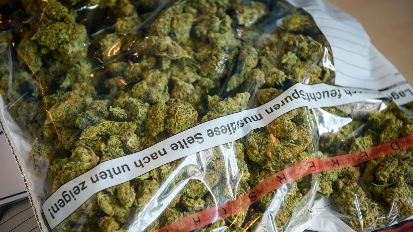 Am Mittwochnachmittag stellten Polizisten im Rahmen einer Fahrzeugkontrolle mehrere Kilogramm Marihuana sicher. (Symbolbild) Am Mittwochnachmittag stellten Polizisten im Rahmen einer Fahrzeugkontrolle mehrere Kilogramm Marihuana sicher. (Symbolbild)