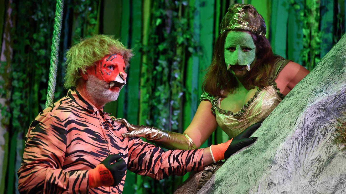 Was die beiden Bösewichte wohl wieder aushecken? Tiger Shere Kan (Ralf Weigelt) und die Schlange Kaa (Lena Wölki) wollen auf Mowgli ans Leder.