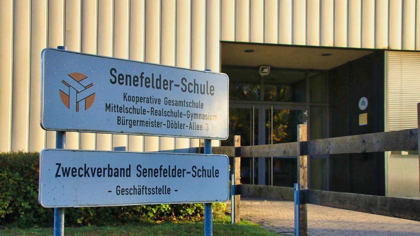 Der Eingangsbereich zum Verwaltungstrakt der Senefelder-Schule Treuchtlingen. Nach den Weihnachtsferien soll der Unterricht wieder im Altbau stattfinden.
