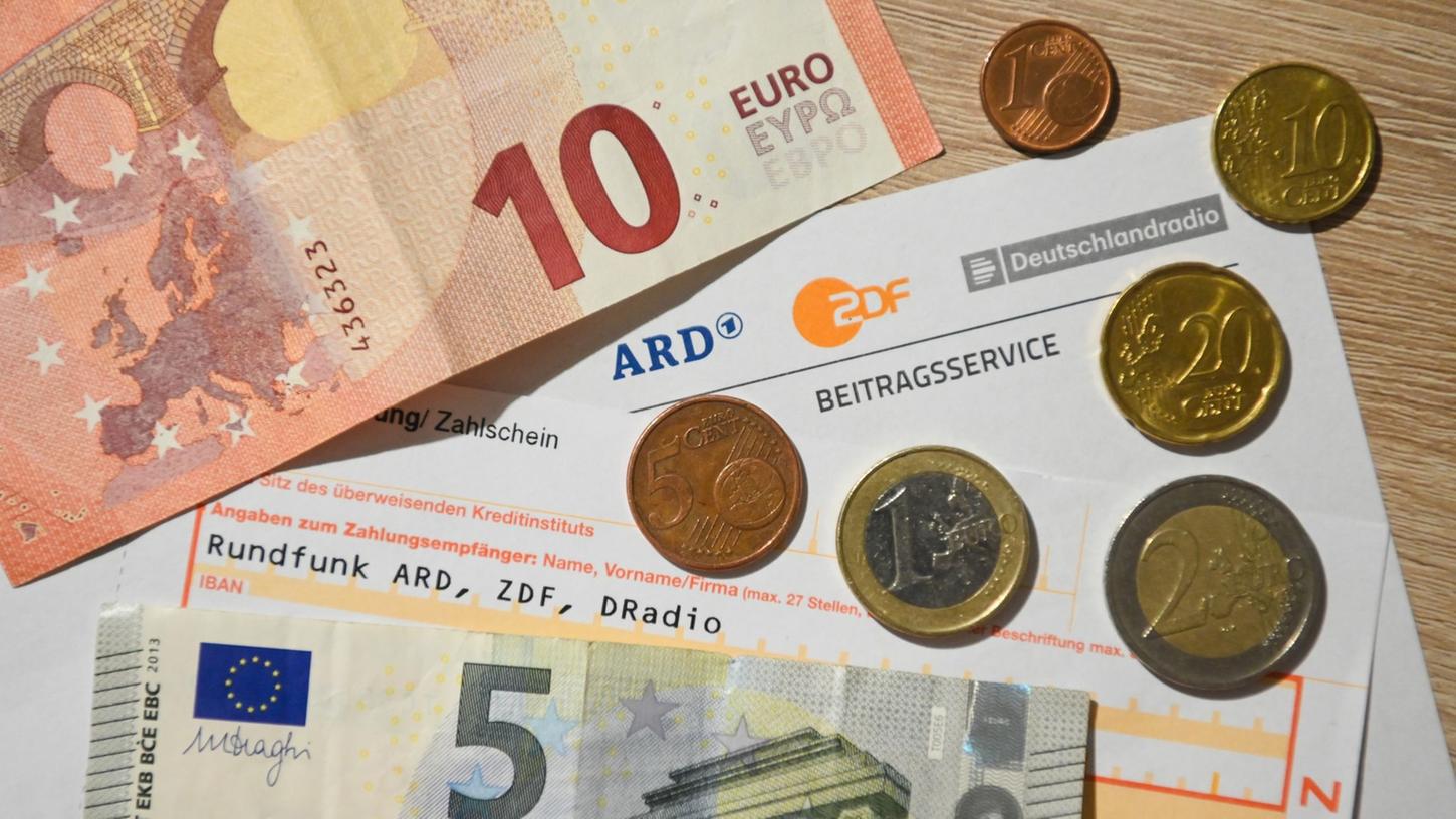 Der Rundfunkbeitrag soll auf 18,94 Euro steigen. Der Rundfunkbeitrag soll auf 18,94 Euro steigen.