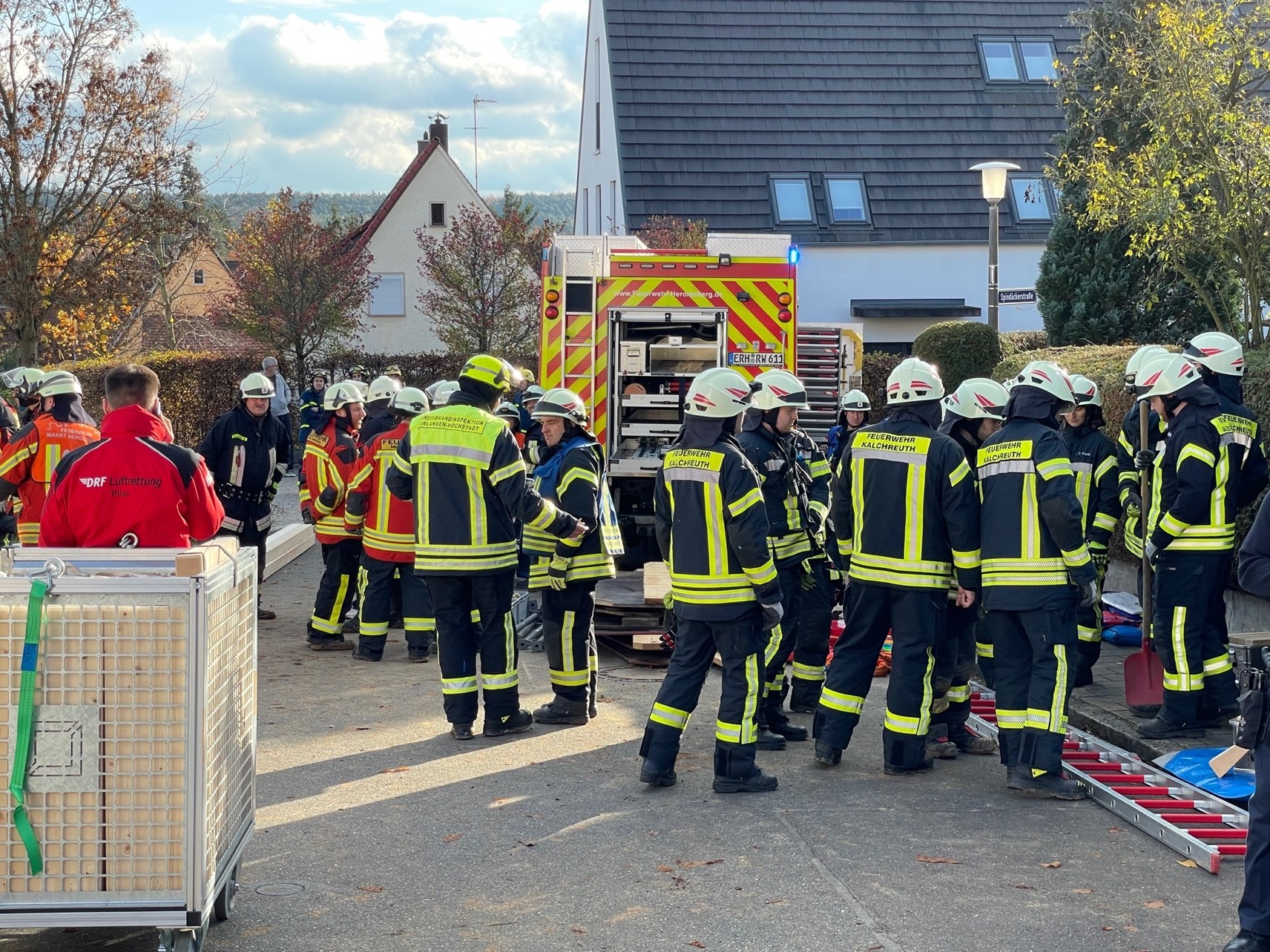Ein 45 Jahre alter Kanalarbeiter ist von Erde verschüttet worden und noch an der Unglücksstelle gestorben. Ein 45 Jahre alter Kanalarbeiter ist von Erde verschüttet worden und noch an der Unglücksstelle gestorben.