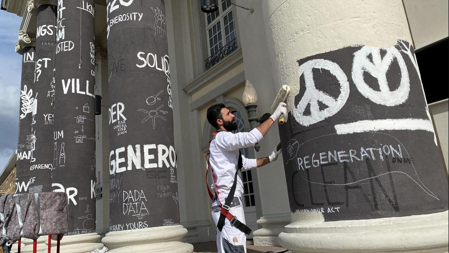 Am Tag nach dem Ende der documenta fifteen werden die Säulen des Fridericianums in Kassel übermalt. Am Tag nach dem Ende der documenta fifteen werden die Säulen des Fridericianums in Kassel übermalt.
