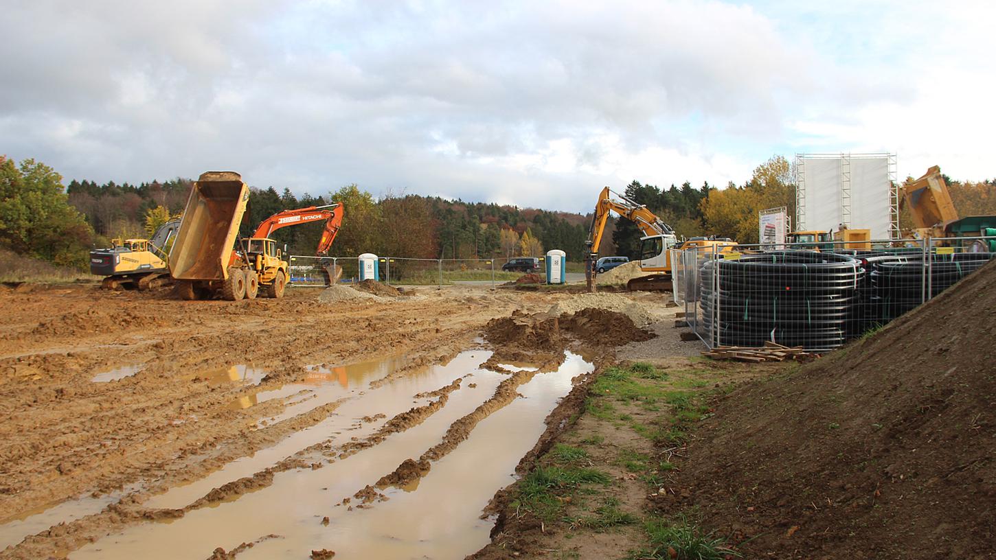 An der Autobahnausfahrt Hormersdorf haben die Arbeiten für den Bau des neuen Gewerbegebiets begonnen – auch wenn die feuchte Witterung diese derzeit erschwert. An der Autobahnausfahrt Hormersdorf haben die Arbeiten für den Bau des neuen Gewerbegebiets begonnen – auch wenn die feuchte Witterung diese derzeit erschwert.