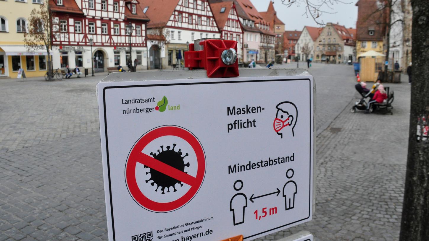 Im Oktober 2020 trat auf dem Laufer Marktplatz eine Maskenpflicht in Kraft, im März 2021 wurde sie aufgehoben. Die Inzidenz lag damals über 35 Neuinfektionen binnen sieben Tagen. Diesen Wert erreicht das Nürnberger Land auch derzeit. Im Oktober 2020 trat auf dem Laufer Marktplatz eine Maskenpflicht in Kraft, im März 2021 wurde sie aufgehoben. Die Inzidenz lag damals über 35 Neuinfektionen binnen sieben Tagen. Diesen Wert erreicht das Nürnberger Land auch derzeit.
