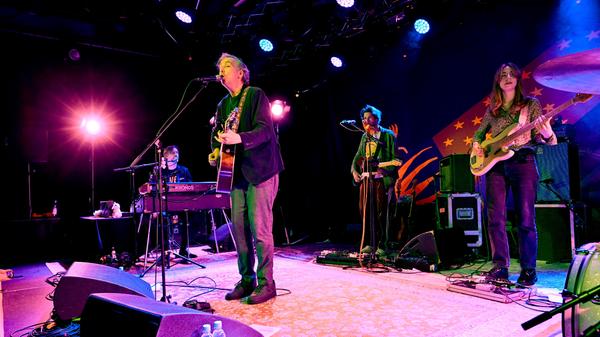 Mit Olli Schulz und seiner Band kommt am 19. Juli eine weitere deutsche Szenegröße nach Erlangen. Schon 2021 spielte er auf dem Festival, das damals wegen Überflutung ins Erlanger Westbad verlegt werden musste. Im Sommer darf der Hamburger Songwirter, TV-Entertainer und Netflix-Doku-Star dann endlich auf die große Bühne an der idyllischen Regnitz.