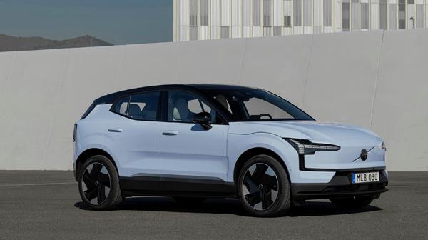 Klar und schnickschackfrei geformt fährt der EX30 vor, mit elektroautotypisch geschlossener Front, sportlichem Heckspoiler und – ausstattungsabhängig – hochglanzschwarz eingefärbtem Dach.