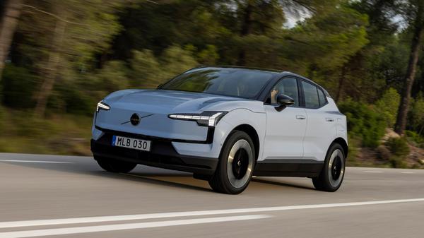 Bereits das Basismodell "Single Motor" leistet 200 kW/272 S. Eine 51-kWh-Lithium-Ionen-Batterie verspricht eine WLTP-Reichweite von bis zu 344 Kilometern.