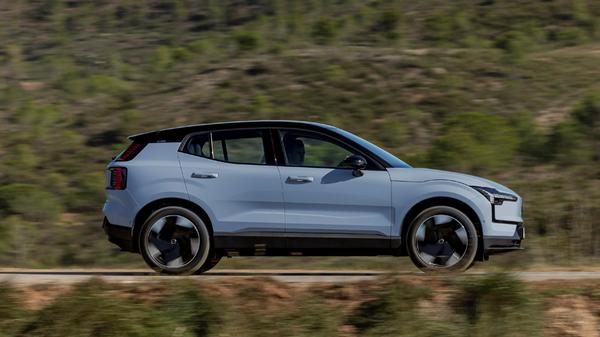 Die 272-PS-Maschine lässt sich aber auch mit einem größeren 69-kWh-Akku kombinieren. Der EX30 "Single Motor Extended Range" kommt mit einer Akkuladung bis zu 476 Kilometer weit.