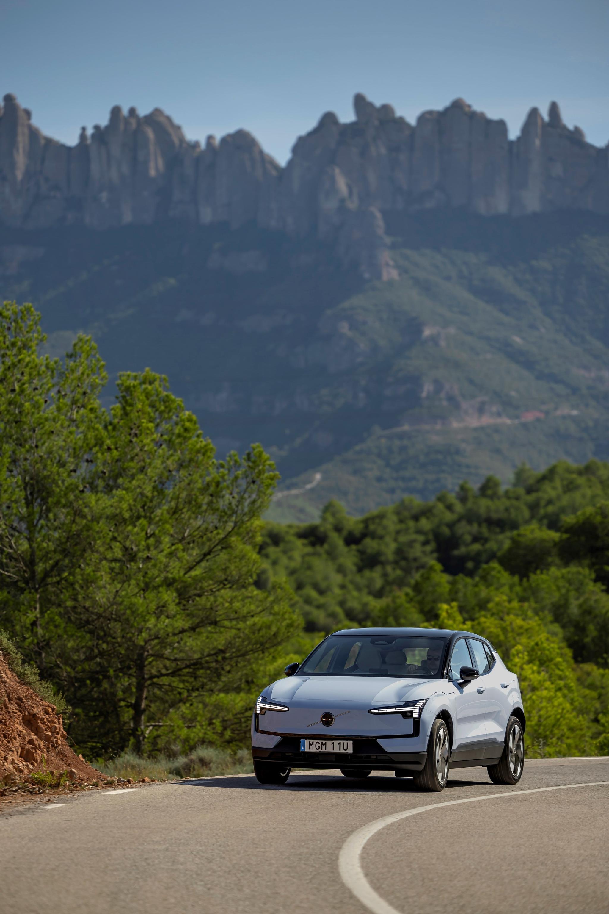 Das Topmodell "Twin Motor Performance AWD" bekommt einen zusätzlichen E-Motor an die Vorderachse gepflanzt, insgesamt ergeben sich 315 kW/428 PS und Allradantrieb.