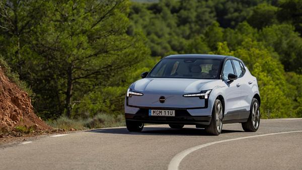 Das Topmodell "Twin Motor Performance AWD" bekommt einen zusätzlichen E-Motor an die Vorderachse gepflanzt, insgesamt ergeben sich 315 kW/428 PS und Allradantrieb.