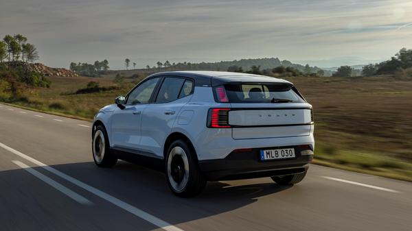 Als Energiespeicher dient ebenfalls die 69-kWh-Batterie, 450 Kilometer sollen mit einer Akkuladung drin sein.