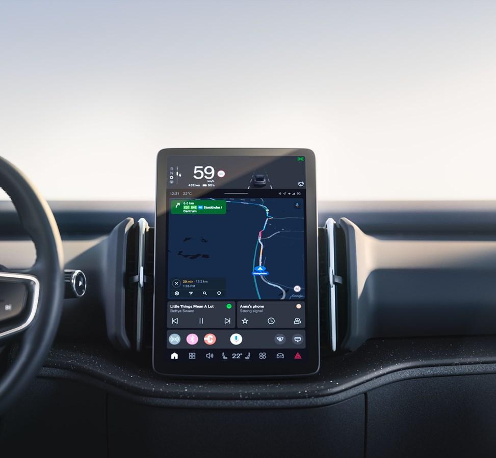 Weil Volvo selbst an einem Head-up-Display gespart hat, muss neben Navi-Hinweisen oder Tempolimits auch die aktuell gefahrene Geschwindigkeit vom Hauptbildschirm abgelesen werden.