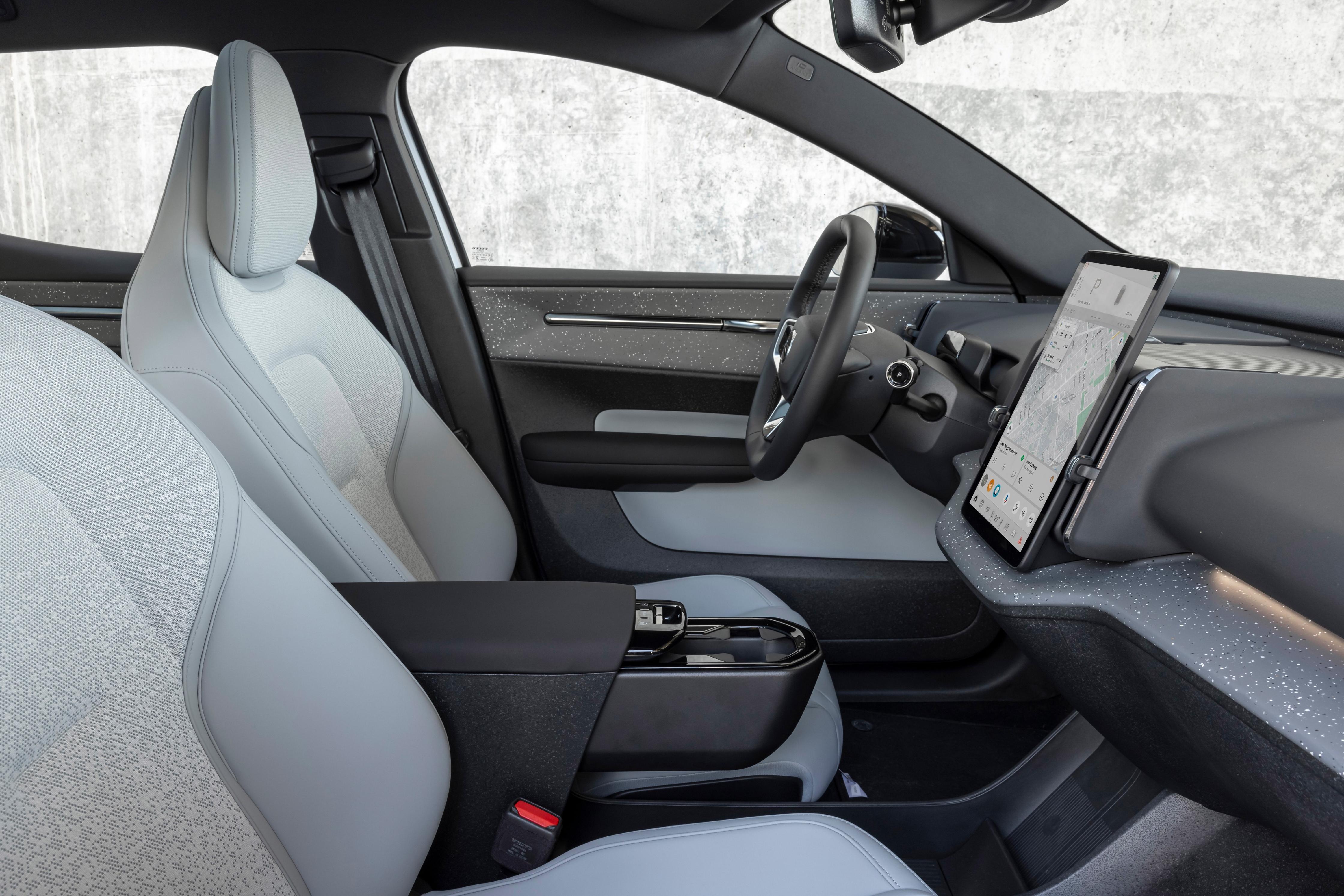 Die Wohnatmosphäre im EX30 ist eine skandinavisch geschmackvolle; das Interieur bleibt strikt bling-bling-befreite Zone und eine lederfreie obendrein.